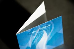 Кадр 2: Фотография изготовленной голубой открытки СГК
