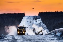 Кадр 1: Зимняя трасса. Техника на закате.