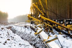 Кадр 10: Трубоукладчики вдоль лесной трассы.