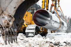 Кадр 11: Монтаж трубы на заснеженном участке.